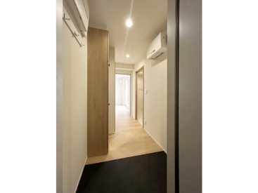 段差の少ないフラットめな玄関。天井まで届くシューズボックスがあります。