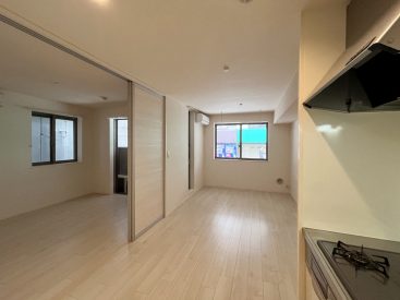 LDKと寝室となる部屋が横並びになった1LDK。