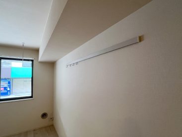 壁の一部にはピクチャーレールがあります。