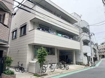  2015年築のマンション。暮らしやすさが伺える場所にあります。