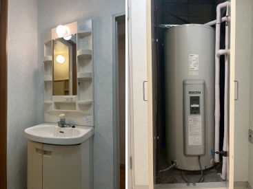 洗面台と電気温水器。