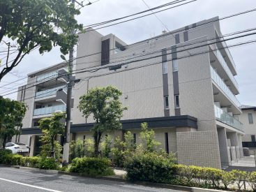 緑のある通りに建った、オートロック完備のマンションです。