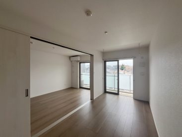 シンプルで暮らしやすい部屋に、風の気持ちよさがプラス。