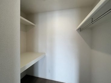 ウォークインクローゼット。左右で違うつくりがさまざまな収納に対応。