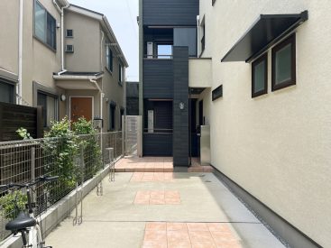 温かく迎えてくれるアプローチです。自転車もここに置けます。