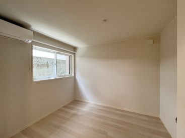 約5帖の洋室。寝室や収納部屋に。