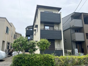 とても静かな道に面した小さなマンション。