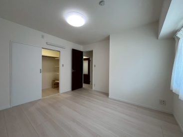 廊下側の洋室は約7.2帖と広め。