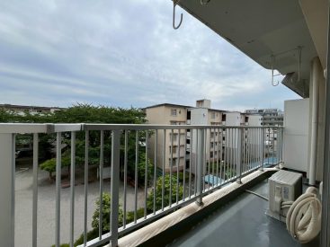 バルコニーは目の前の公園が一望できます。