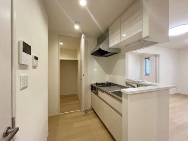 キッチンは2.4帖のゆとりある広さ。
