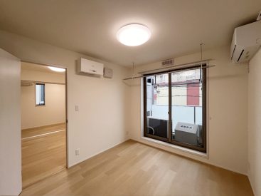 バルコニーと室内洗濯物スペース、パワーコンディショナもここに。
