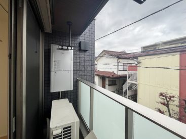 南東のバルコニー。室外機があるので、床面は少し狭めでした。