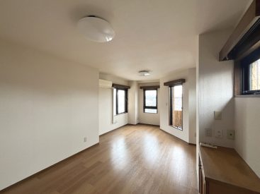 リズム良く並ぶ小窓が日差しを取り込みます。