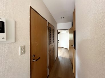 LDKと水まわりが並んだ廊下、玄関までは扉なく流れるように。