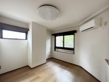 5.5帖の部屋。緑が覗きます。