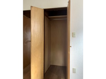 5.5帖の部屋には木の質感を感じる収納がひとつ。