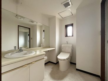 大きくオープンなつくりの洗面脱衣所。ホテルライクな解放感が◎