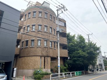 緑が映えるレンガのマンション。道路沿いに位置しています。