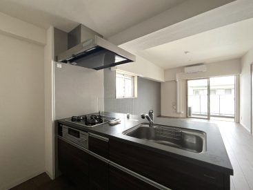 オープンなカウンターキッチン。見た目も良さに限らず、3口コンロの充実さも兼ね備えています。