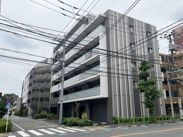 2023年築の高級感のあるマンション。