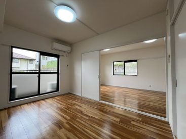 洋室は6帖。引き戸は開放してもよさそう。