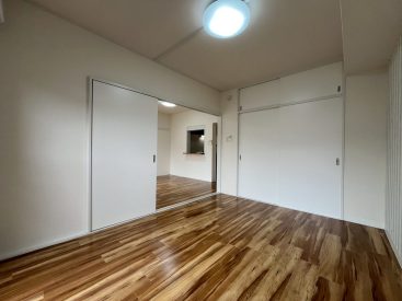 白基調の内装。