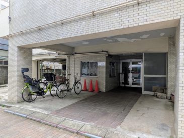 エントランス。オートロックはありません。