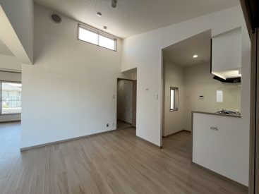 LDKは13帖。各部屋へアクセスできます。