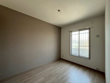 玄関側の洋室は4.3帖。