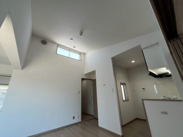 LDKは天井が高くて開放感があります。