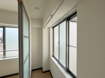窓のついた小さな空間。収納や洗濯物のドライエリアとして。
