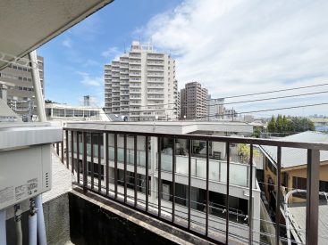 小さめですが風の抜けるバルコニー。