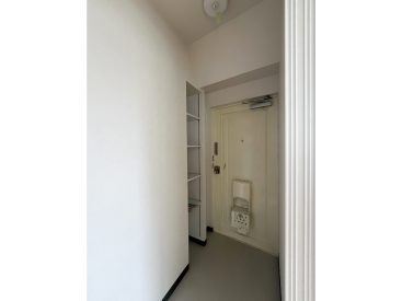 室内リニューアルに合わせペンキで塗られた玄関ドア。オープンな収納もあります。