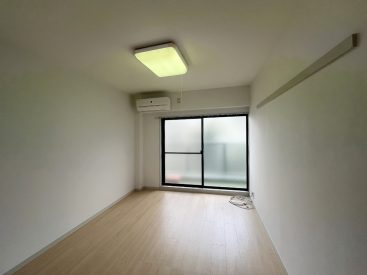間取り図右の部屋。約6帖。