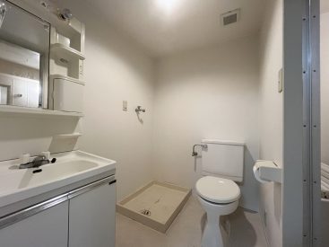 オープンなトイレのある、洗面・脱衣所。