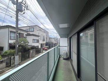 南からの日差しが入るバルコニー。