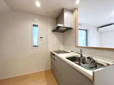 部屋の中心になるキッチン。ブルーグレーが良い内装に。