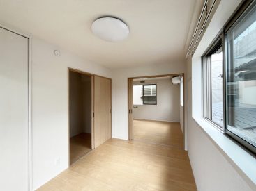 5.4帖の洋室。窓から明るい日差しが入ります。