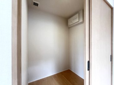1.4帖の納戸。書斎や収納に役立ちます。