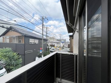 西向きのバルコニーですが、目の前が道路なので日当たりはほどよく良いです。