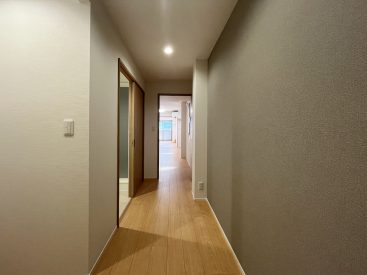 玄関から部屋までまっすぐ続く廊下。