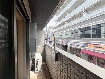 バルコニーは商店街沿いです。気になるときは浴室や窓辺で。