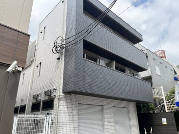 2025年築、商店街沿いに建ったマンション。