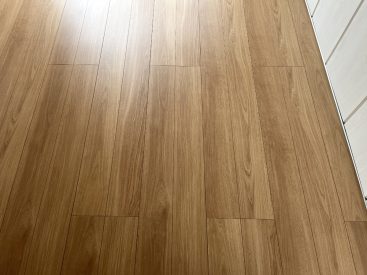 少し濃いめのフローリング。どんなインテリアにも合います。