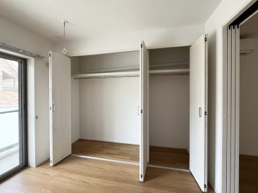 壁一面にあるたっぷりなクローゼット。
