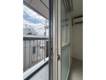 窓は古いものと新しいものふたつの二重サッシ。