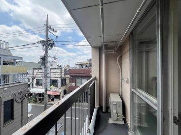 南東向きのバルコニー。下は敷地内の駐輪場です。