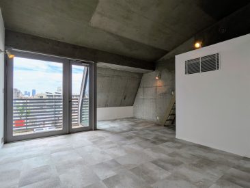 クリエイティブ系のオフィスにおすすめしたい内装です。