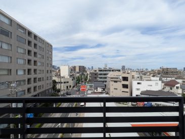 バルコニーから見える景色。空が広い。