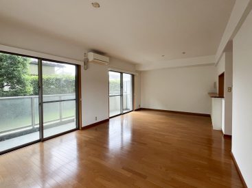 幅のあるリビングは2面採光で1階の割にゆったりしています。